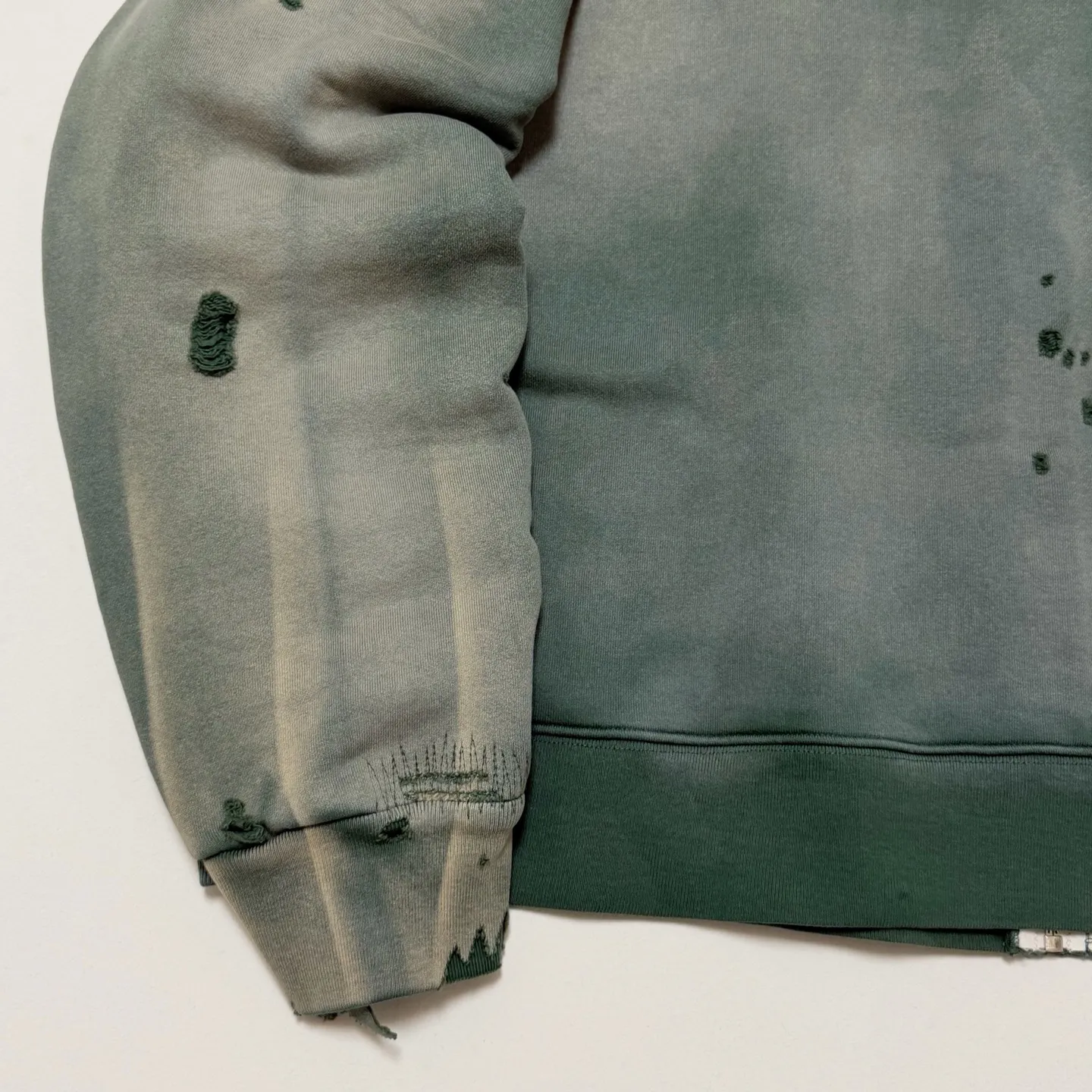 More details SAINT Mxxxxxx DBL FACE ZIP UP HOODIE/GREEN Double-layer damaged waffle zipper jacket, washed green S-XL, a style that has been used in the summer. After continuous fine polishing, it is finally shipped. The finished product is simply a work of art. Super heavy washing and distressing. Multiple horse water fading. Many hand-made wormhole damage processing. Deconstruction and reorganization embroidery technology. Customized zipper with LOGO. The color details of the zipper webbing are also correct. Original grade fruit main label and wash water label. Top purchasing grade. A layer of waffle fabric is added to the inner lining to make the overall texture stronger and increase the comfort and warmth of the wearer.